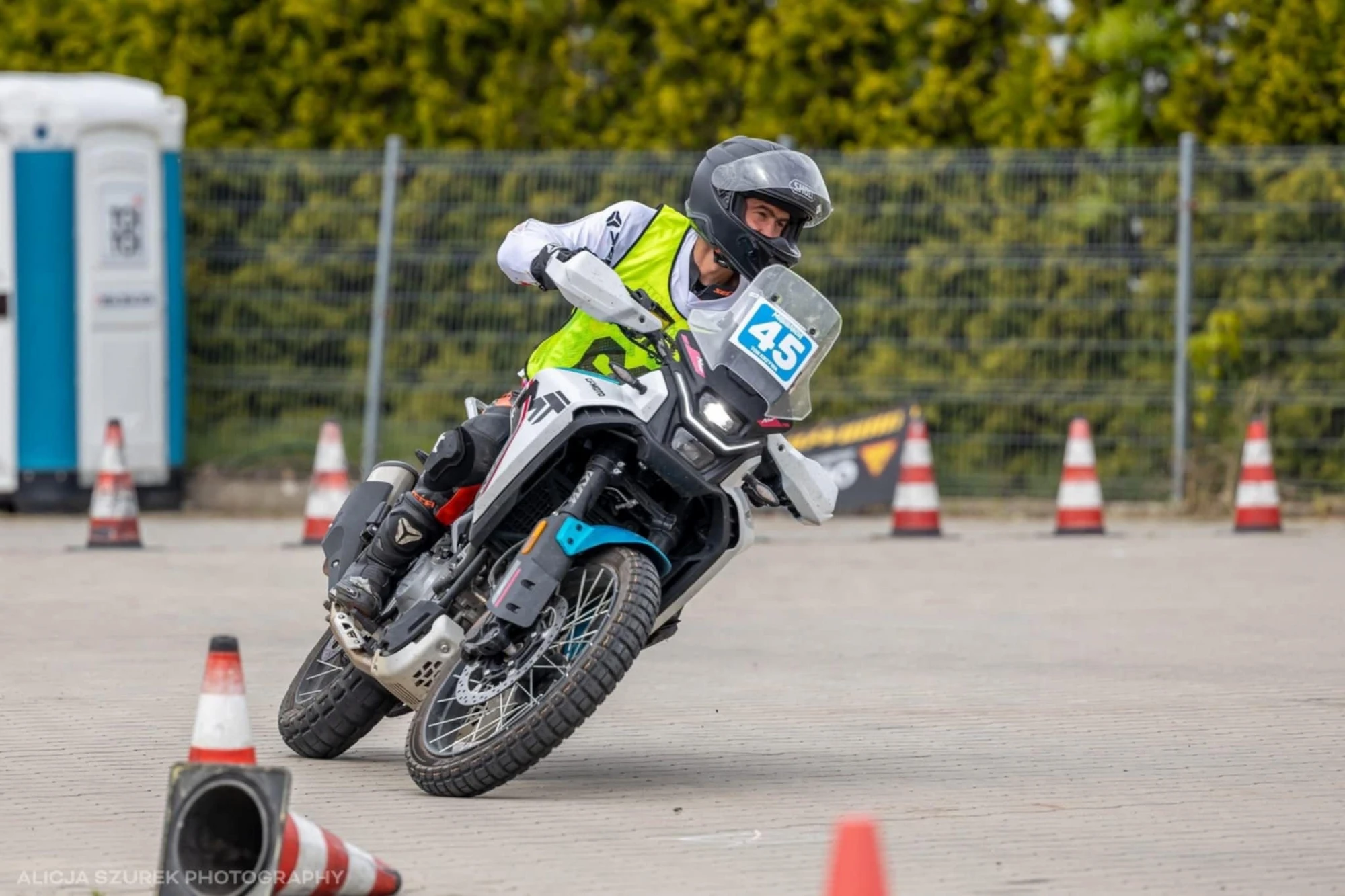 Motocyklista ćwiczący na torze motogymkhany