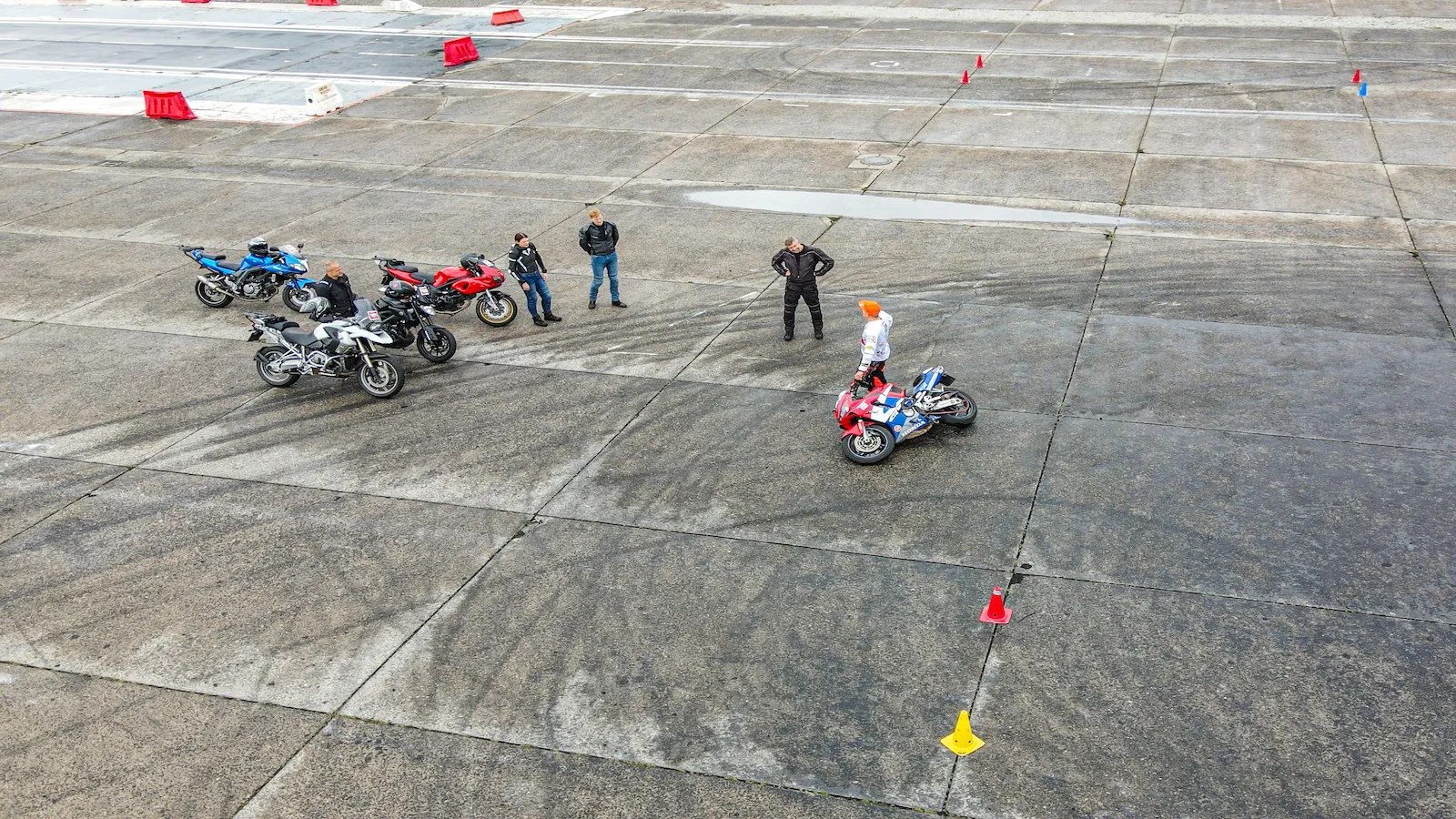Motocykliści na technicznym torze Tor Toruń